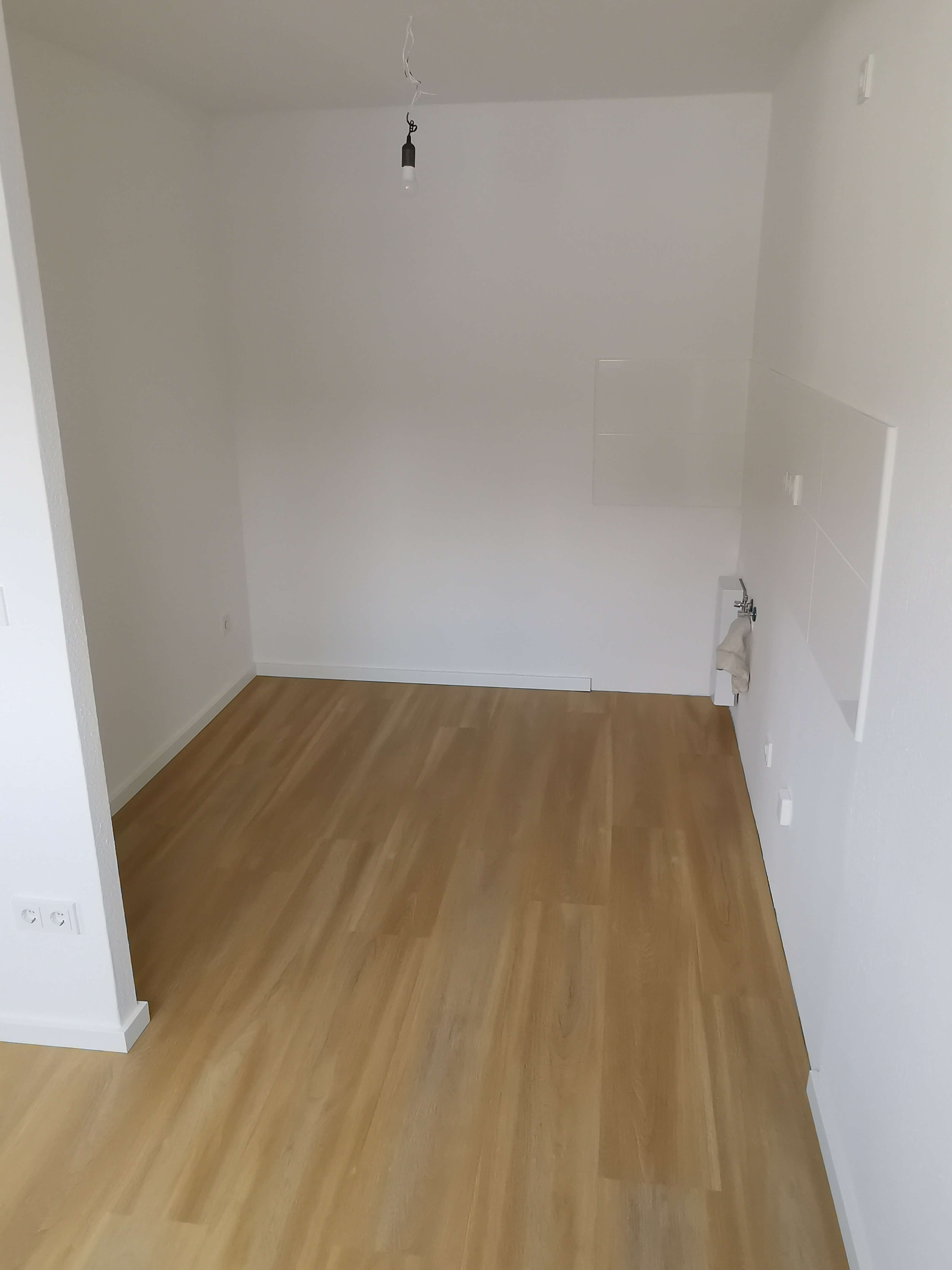 Sanierte Küche mit Balkonzugang nachher