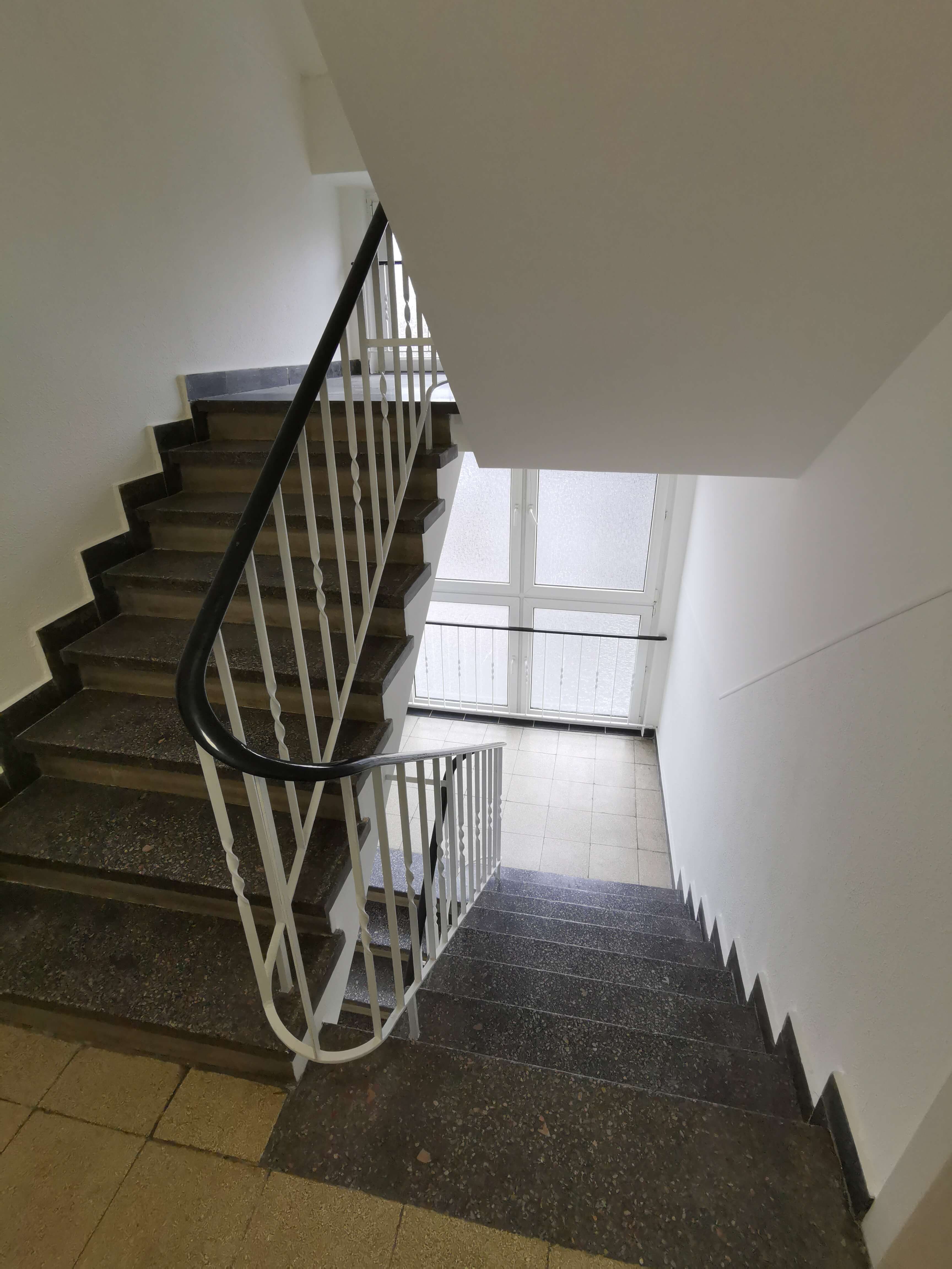Saniertes Treppenhaus mit neuem Fensterlicht