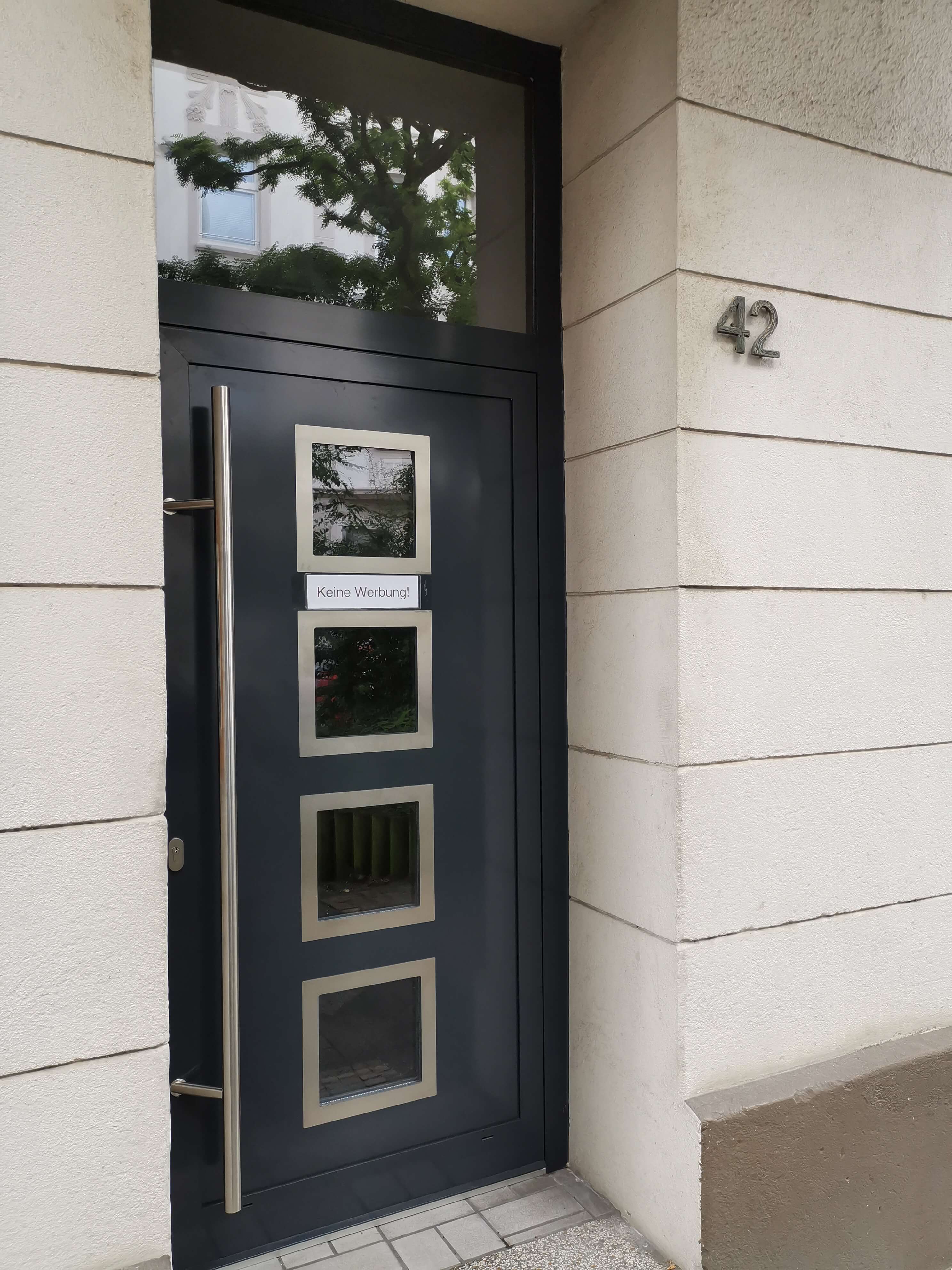 Neue Hauseingangstür nach der Sanierung